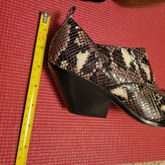 Vince Camuto 6.5 Python Design  leather - Picture 9 of 10